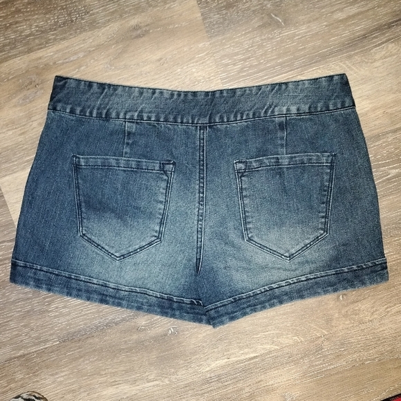 Blue Jean Shorts with Cuffed Hem and Vintage Style - Picture 3 of 3